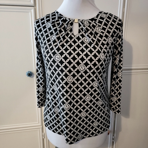 Anne Klein Tops - Anne Klein Black and White Print Keyhole Top